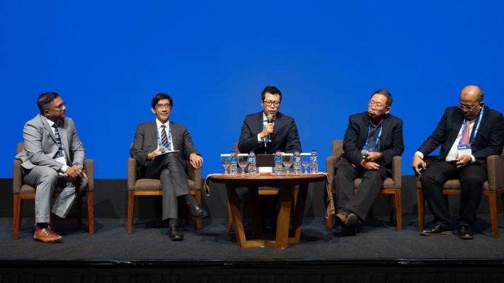 Dhesi Raja, Vice Chairman, HIMSS APAC; Professor Oscar Lee Vice Superintendent China Medical University Hospital, Taiwan; Dr Deok-Hyun Han Vice CMIO, Samsung Medical Center; A/Prof Low Cheng Ooi, Chief Technology Officer, Sheares Healthcare International Holdings; and Dr Mohammad Adib Khumaidi, President, Indonesian Medical Association